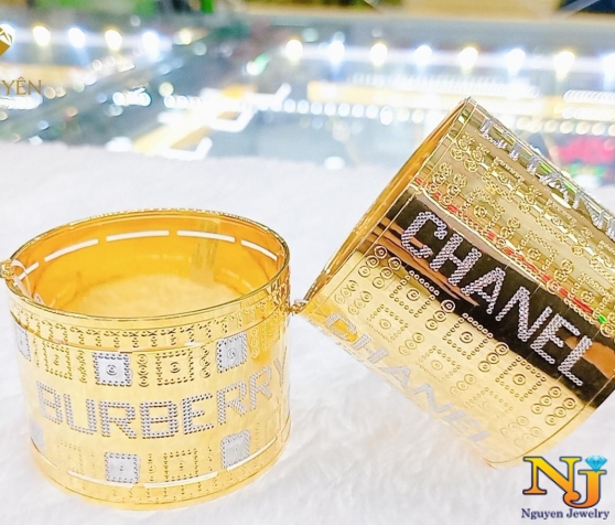 Vòng tay vàng tây khắc chữ Chanel